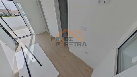 Moradia T2 para Venda em Pontinha e Famões