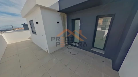 Moradia T2 para Venda em Pontinha e Famões