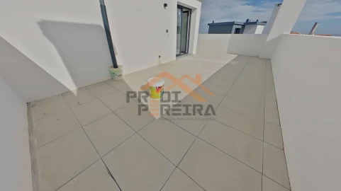 Moradia T2 para Venda em Pontinha e Famões