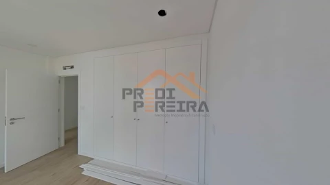 Moradia T2 para Venda em Pontinha e Famões