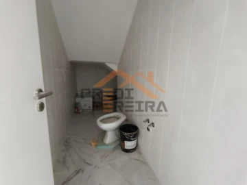 Moradia T2 para Venda em Pontinha e Famões