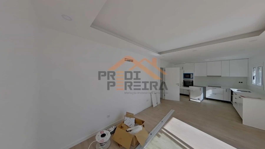Moradia T2 para Venda em Pontinha e Famões Foto 5