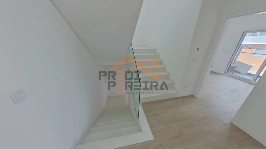 Moradia T2 para Venda em Pontinha e Famões Foto 14