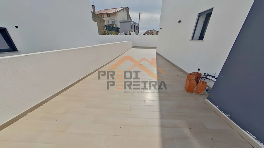Moradia T2 para Venda em Pontinha e Famões Foto 11