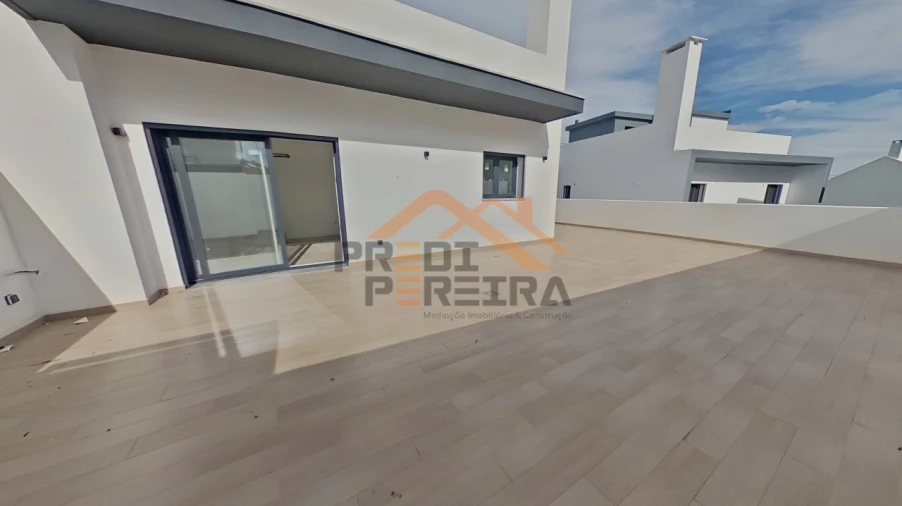 Moradia T2 para Venda em Pontinha e Famões