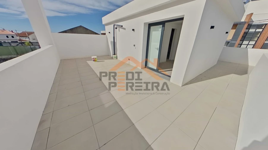 Moradia T2 para Venda em Pontinha e Famões Foto 26