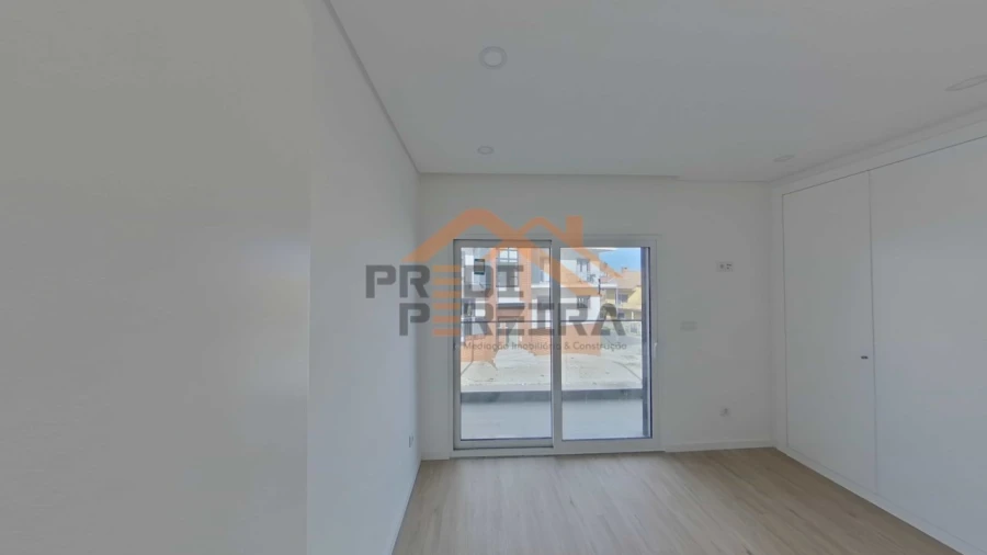 Moradia T2 para Venda em Pontinha e Famões Foto 20