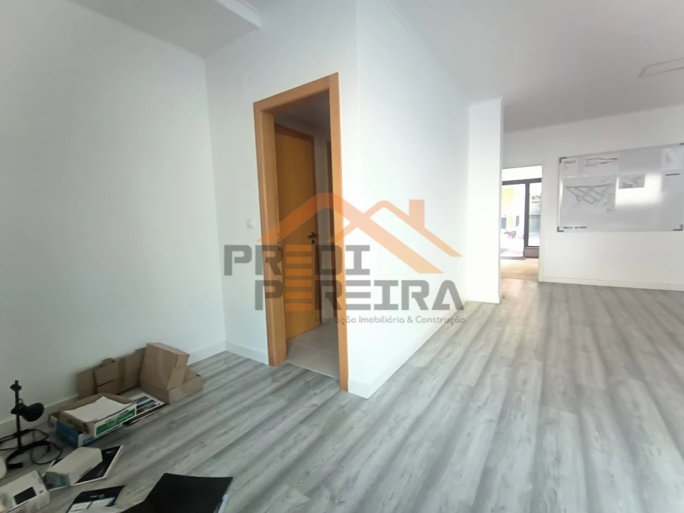 Loja para Venda em Santo António dos Cavaleiros e Frielas Foto 10