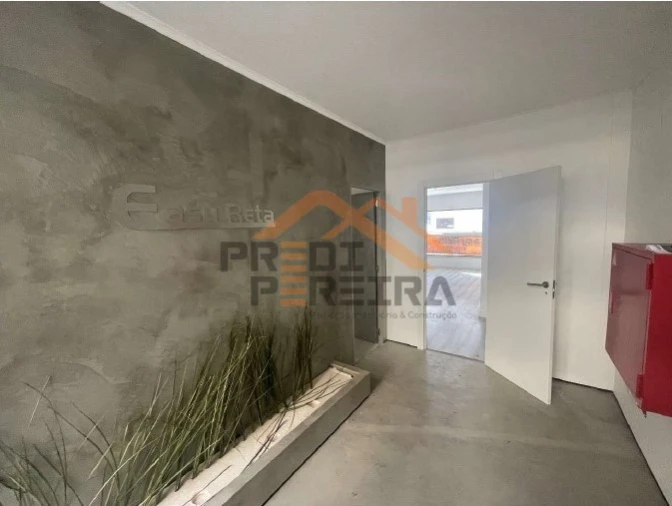 Loja para Venda em Santo António dos Cavaleiros e Frielas Foto 3