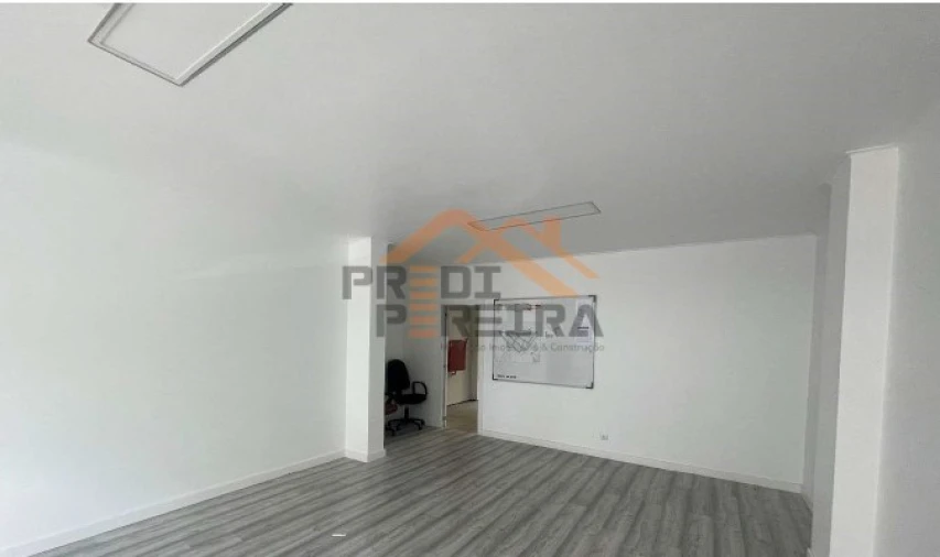 Loja para Venda em Santo António dos Cavaleiros e Frielas Foto 2