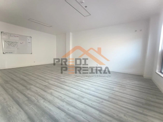 Loja para Venda em Santo António dos Cavaleiros e Frielas Foto 4