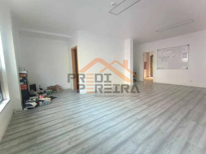 Loja para Venda em Santo António dos Cavaleiros e Frielas Foto 8