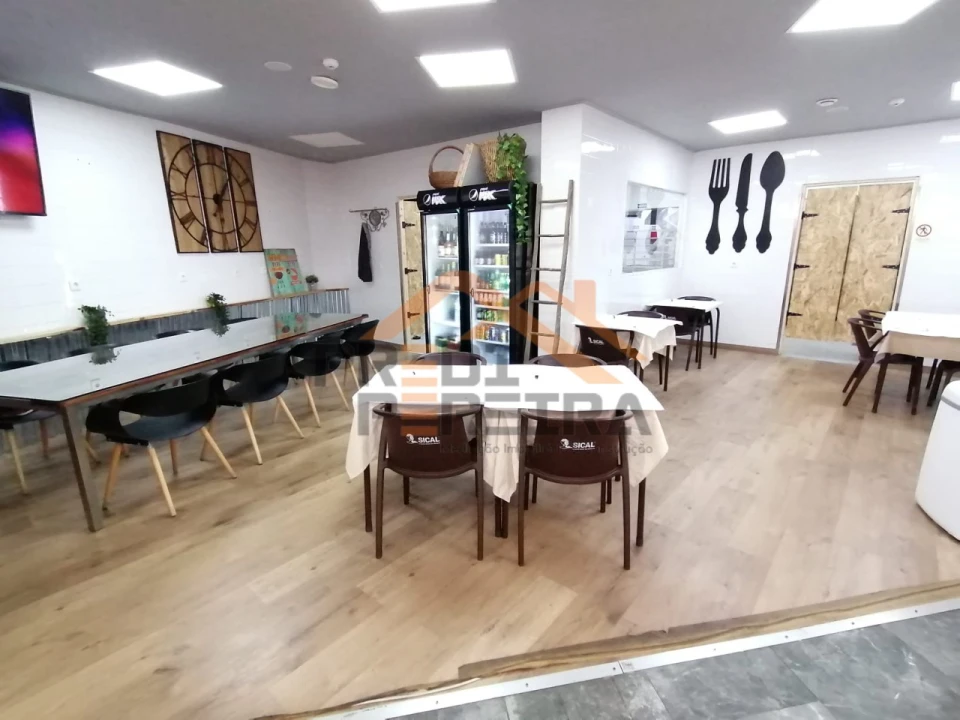 Loja para Venda em Santo António dos Cavaleiros e Frielas Foto 1