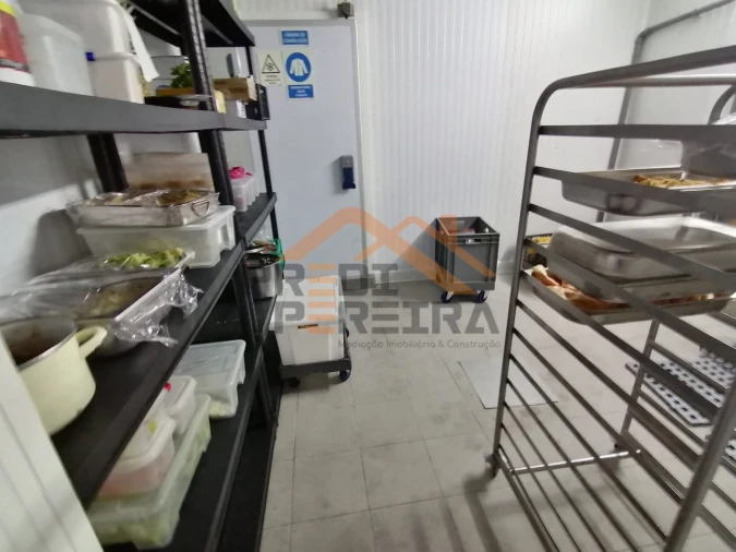 Loja para Venda em Santo António dos Cavaleiros e Frielas Foto 31