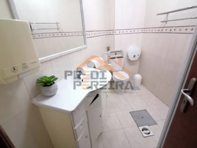 Loja para Venda em Santo António dos Cavaleiros e Frielas Foto 36