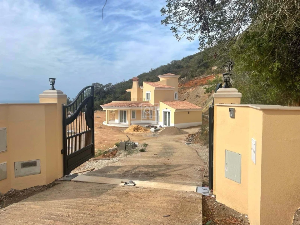 Moradia T4 para Venda em Santa Barbara de Nexe Foto 2