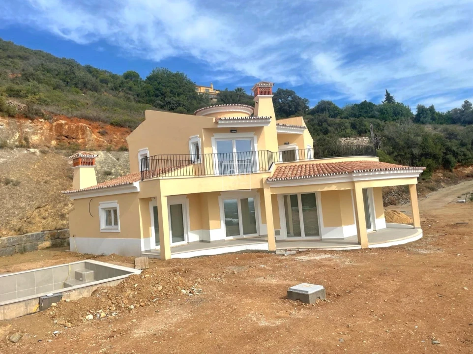 Moradia T4 para Venda em Santa Barbara de Nexe Foto 1