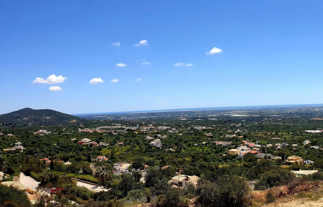 Moradia T4 para Venda em Santa Barbara de Nexe Foto 3