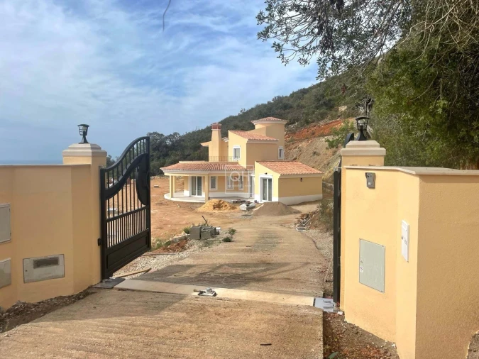 Moradia T4 para Venda em Santa Barbara de Nexe Foto 2