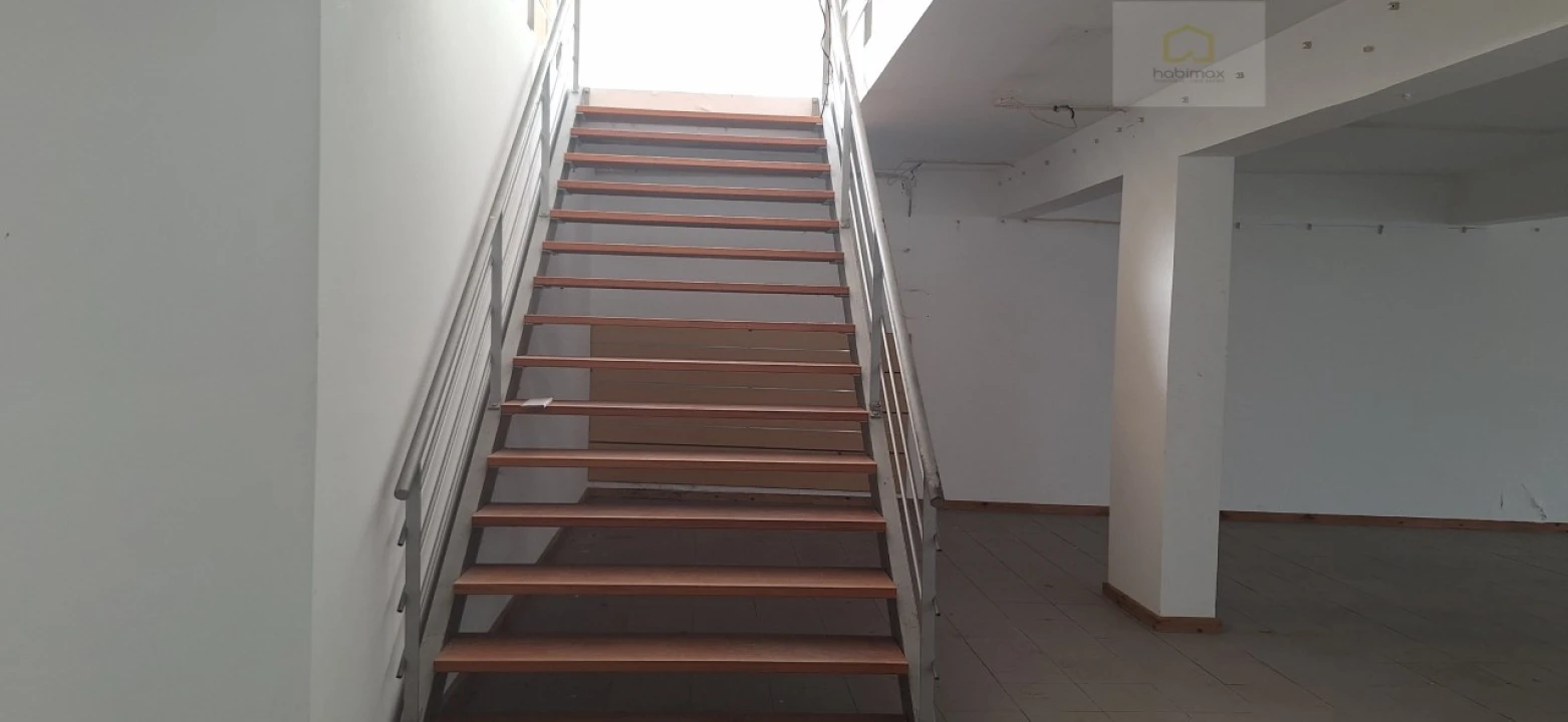 Loja para Arrendamento em Vila Franca do Campo (São Pedro) Foto 3