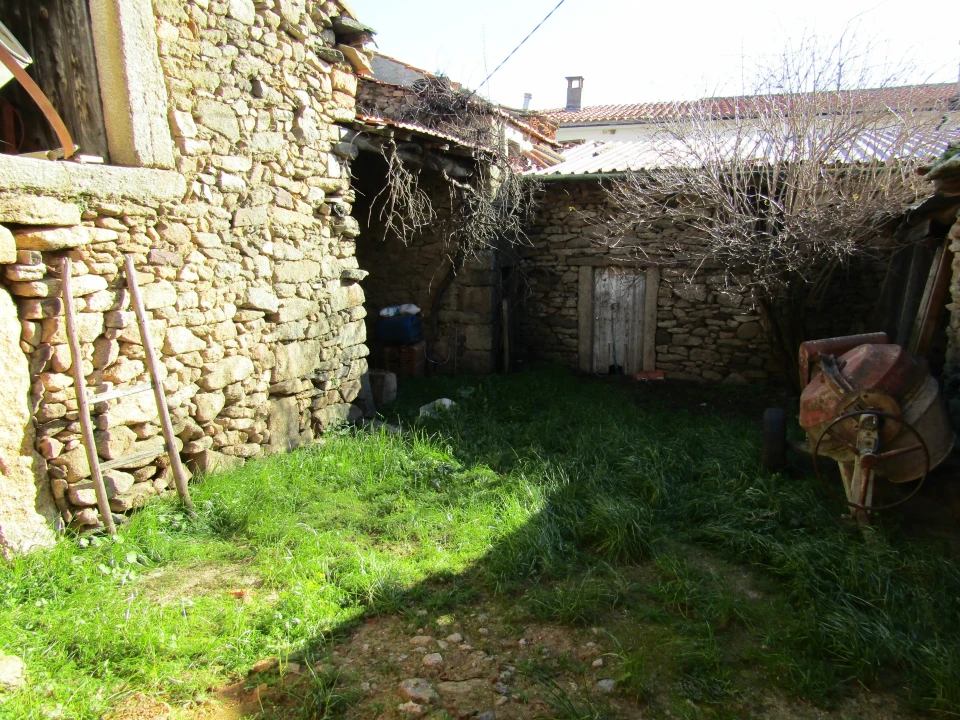 Moradia T0 para Venda em Picote Foto 5