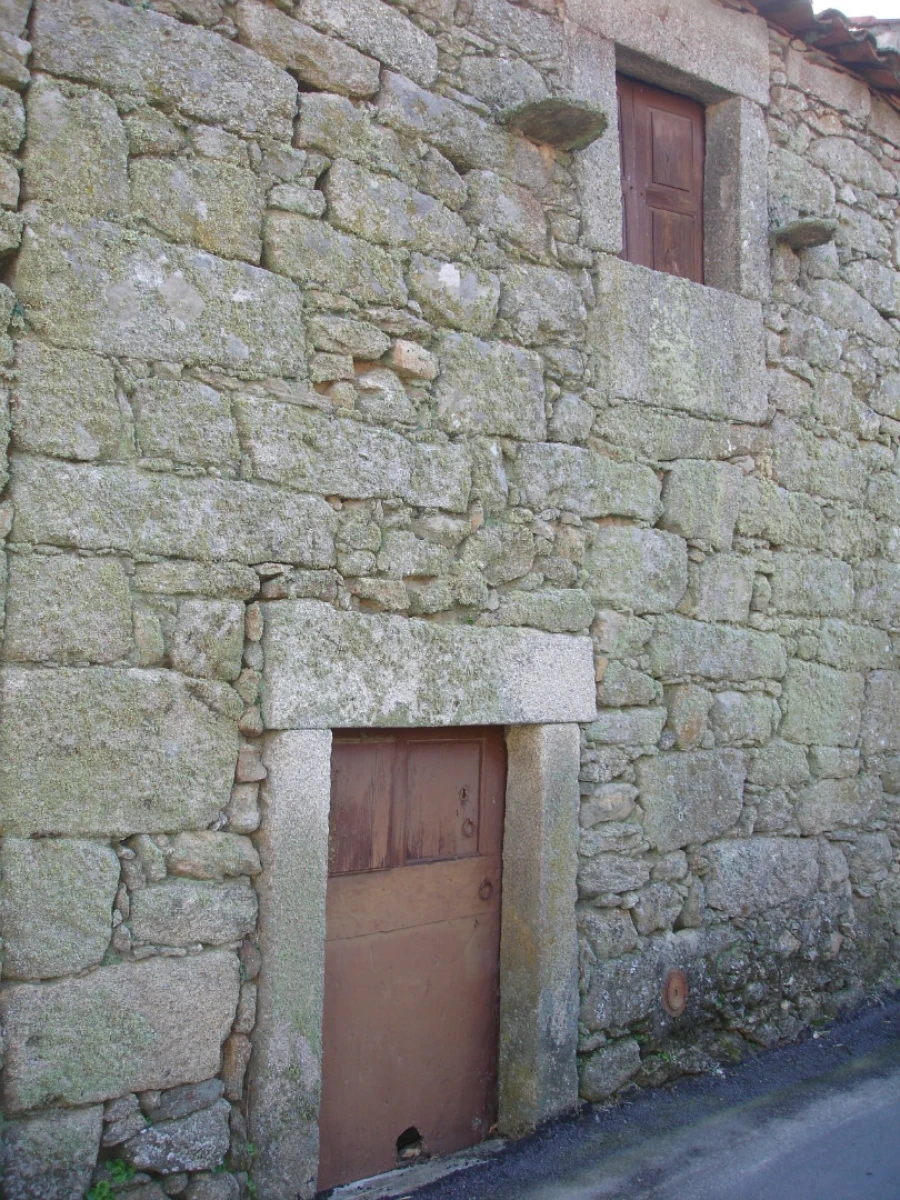 Moradia T2 para Venda em Urros Foto 1