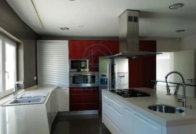 Moradia T4 para Venda em Agualva e Mira-Sintra