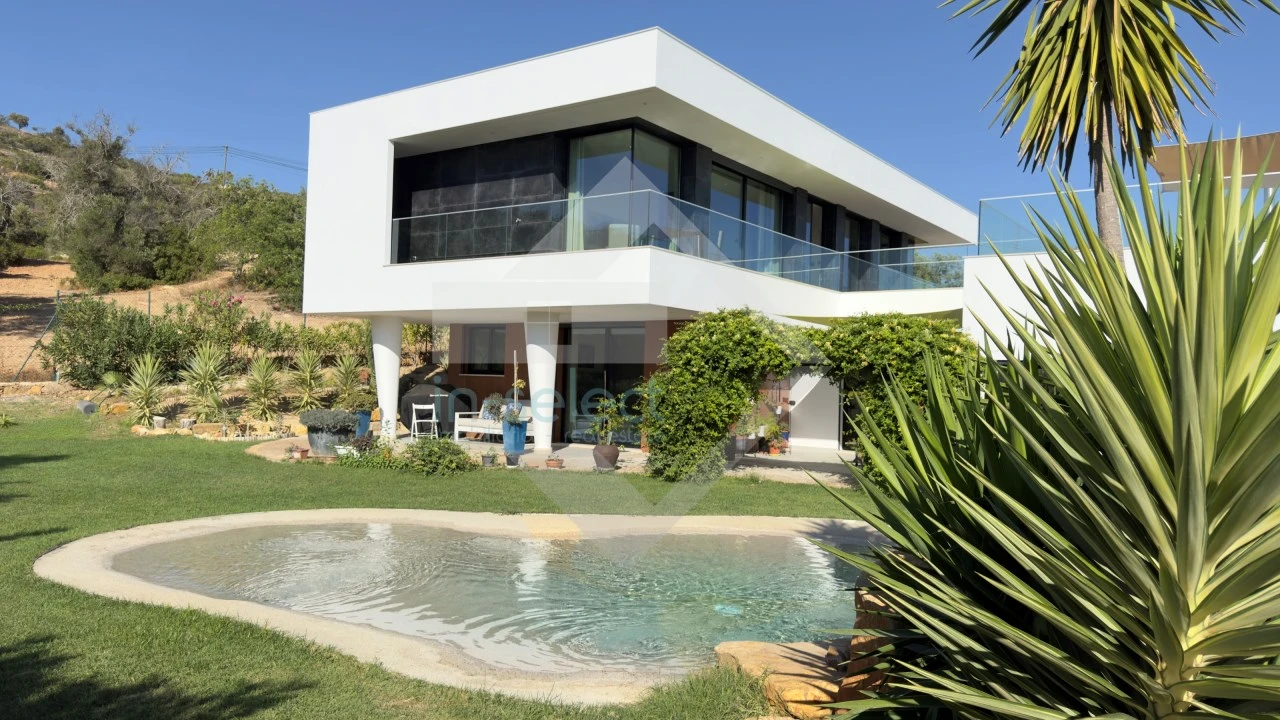 Moradia T4 para Venda em Santa Barbara de Nexe Foto 18