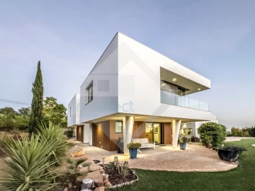 Moradia T4 para Venda em Santa Barbara de Nexe