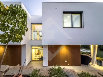 Moradia T4 para Venda em Santa Barbara de Nexe