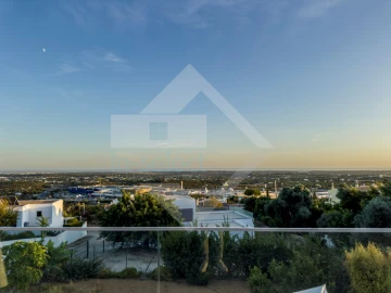 Moradia T4 para Venda em Santa Barbara de Nexe