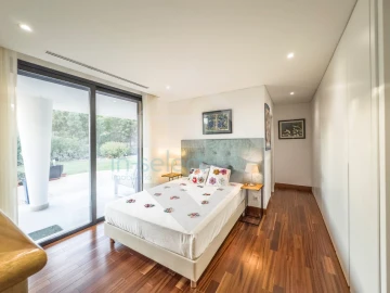 Moradia T4 para Venda em Santa Barbara de Nexe