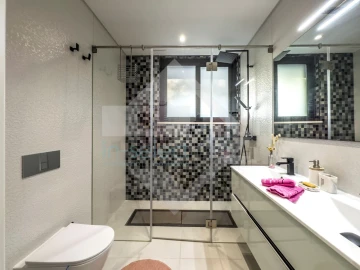 Moradia T4 para Venda em Santa Barbara de Nexe