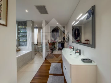 Moradia T4 para Venda em Santa Barbara de Nexe