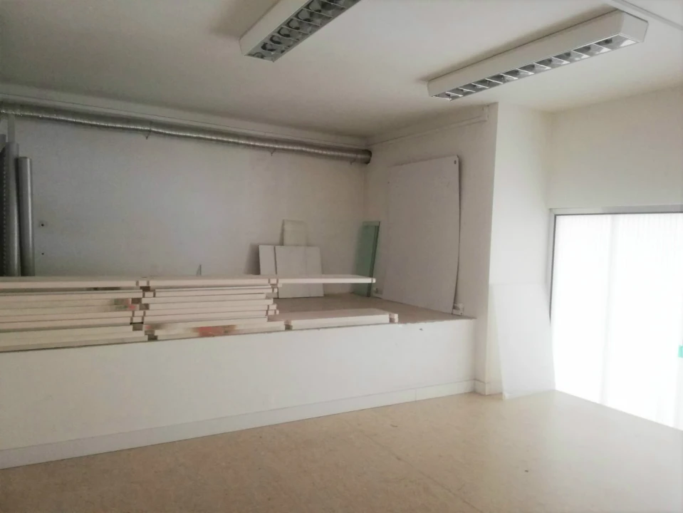 Loja para Arrendamento em Santo Antonio dos Olivais Foto 2