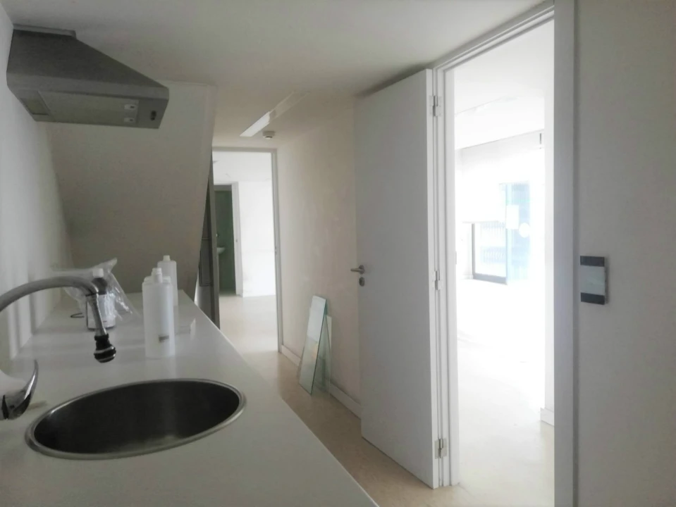 Loja para Arrendamento em Santo Antonio dos Olivais Foto 10