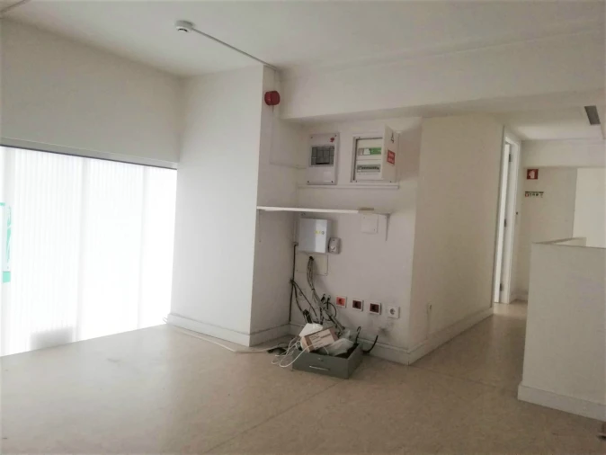 Loja para Arrendamento em Santo Antonio dos Olivais Foto 3