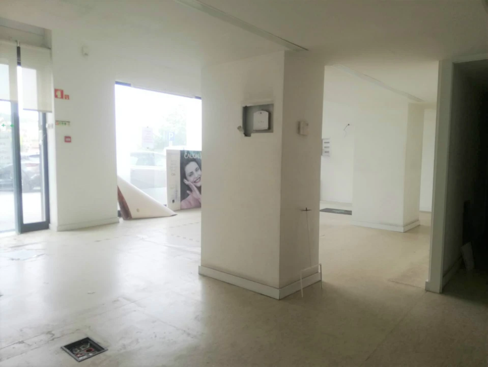 Loja para Arrendamento em Santo Antonio dos Olivais Foto 1