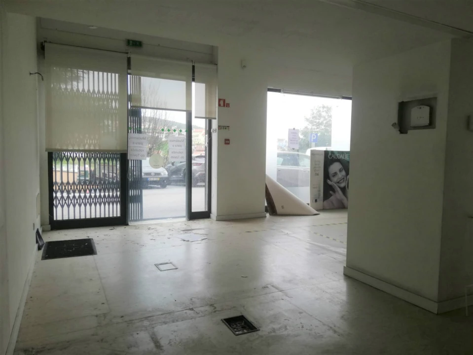 Loja para Arrendamento em Santo Antonio dos Olivais Foto 11