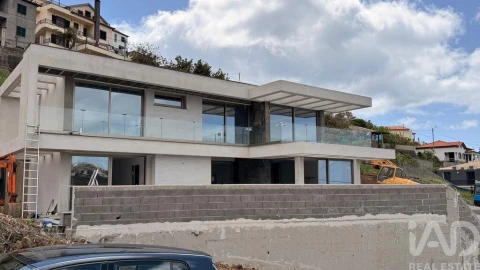 Moradia T4 para Venda em Ribeira Brava