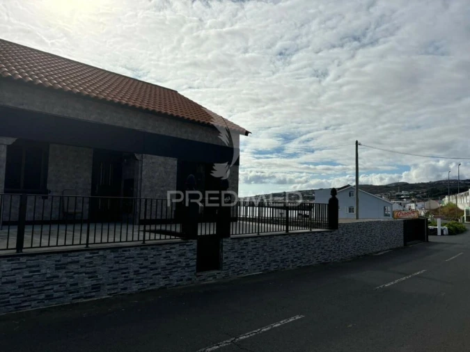 Moradia T4 para Venda em Porto Judeu Foto 5