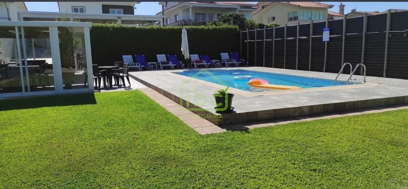 Moradia T4 para Venda em Rio Mau e Arcos Foto 21