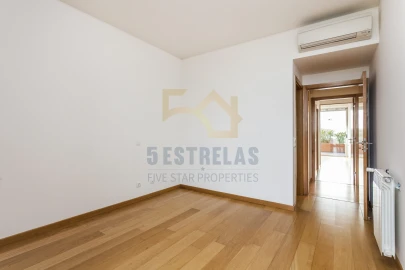 Apartamento T4 para Venda em Santa Maria e São Miguel, São Martinho, São Pedro Penaferrim