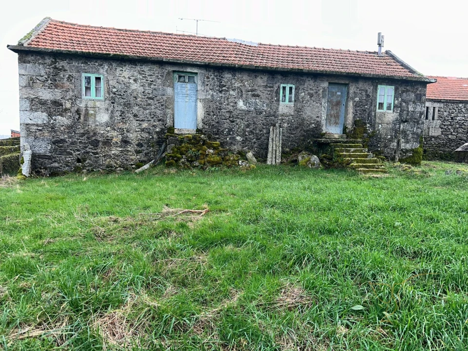 Moradia T4 para Venda em Castro Laboreiro e Lamas de Mouro Foto 1