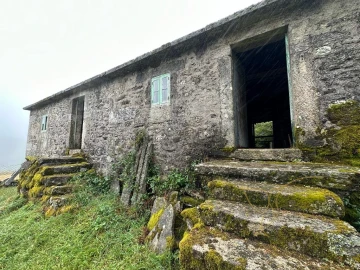 Moradia T4 para Venda em Castro Laboreiro e Lamas de Mouro