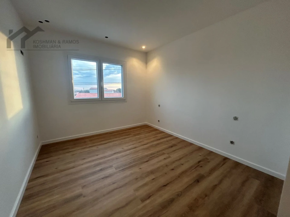 Moradia T3 para Venda em Campelos e Outeiro da Cabeça Foto 16