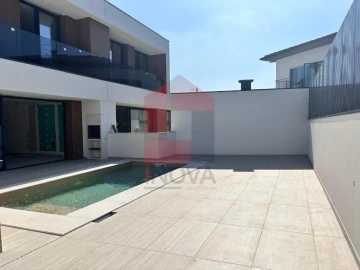 Moradia T4 para Venda em Turiz