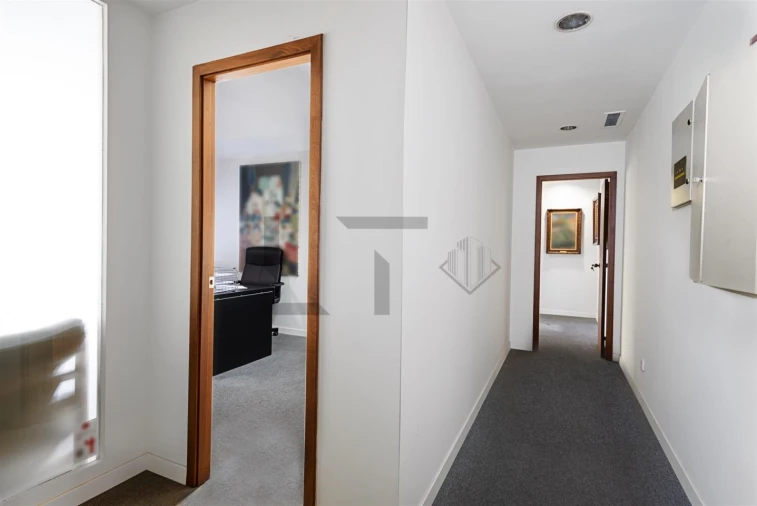 Escritório para Arrendamento em Santa Maria Maior Foto 3