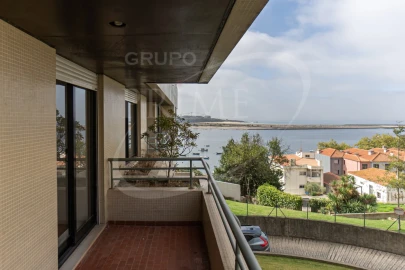 Apartamento T2 para Arrendamento em Aldoar, Foz do Douro e Nevogilde