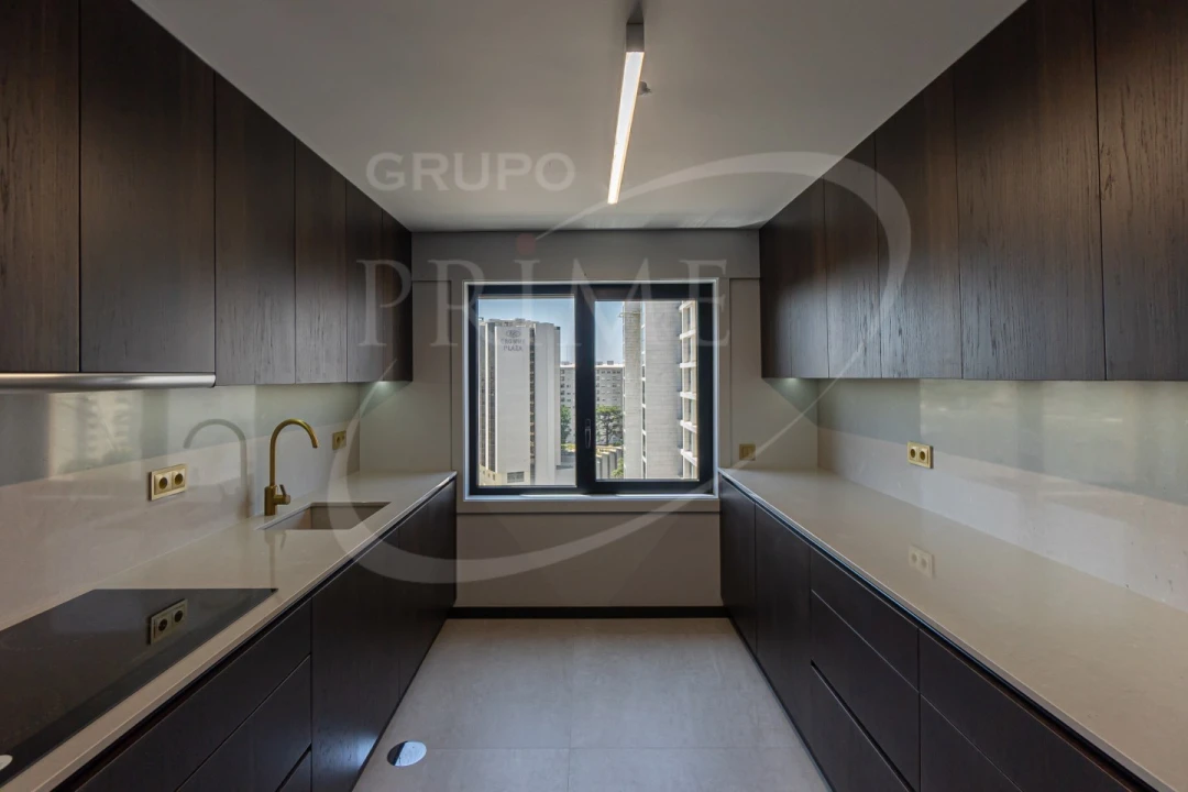 Apartamento T4 para Venda em Lordelo do Ouro e Massarelos Foto 1